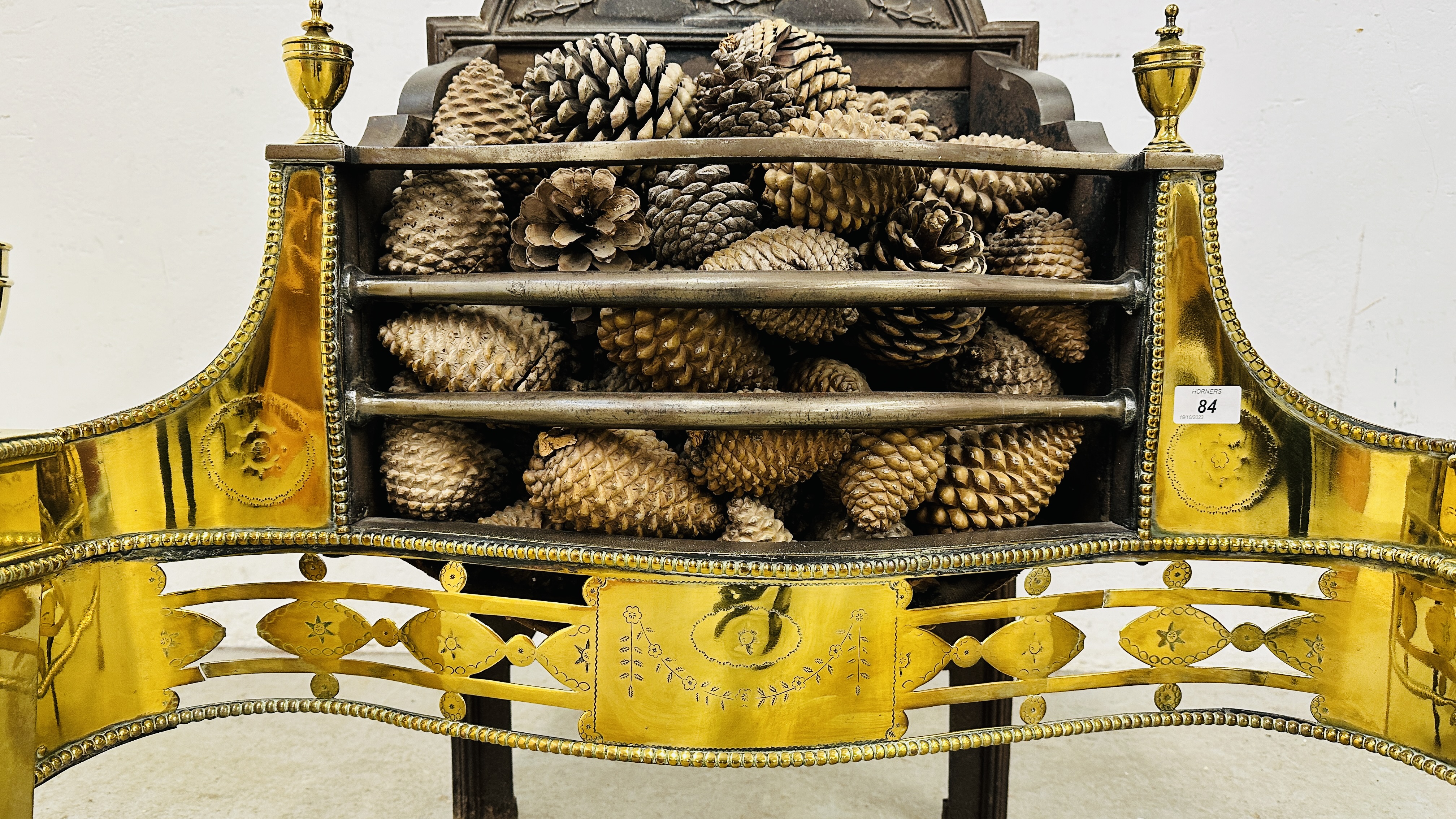 IMPRESSIVE HEAVY CAST FIRE BASKET WITH BRASS DETAILING - OVERALL WIDTH 83CM. - Image 3 of 11
