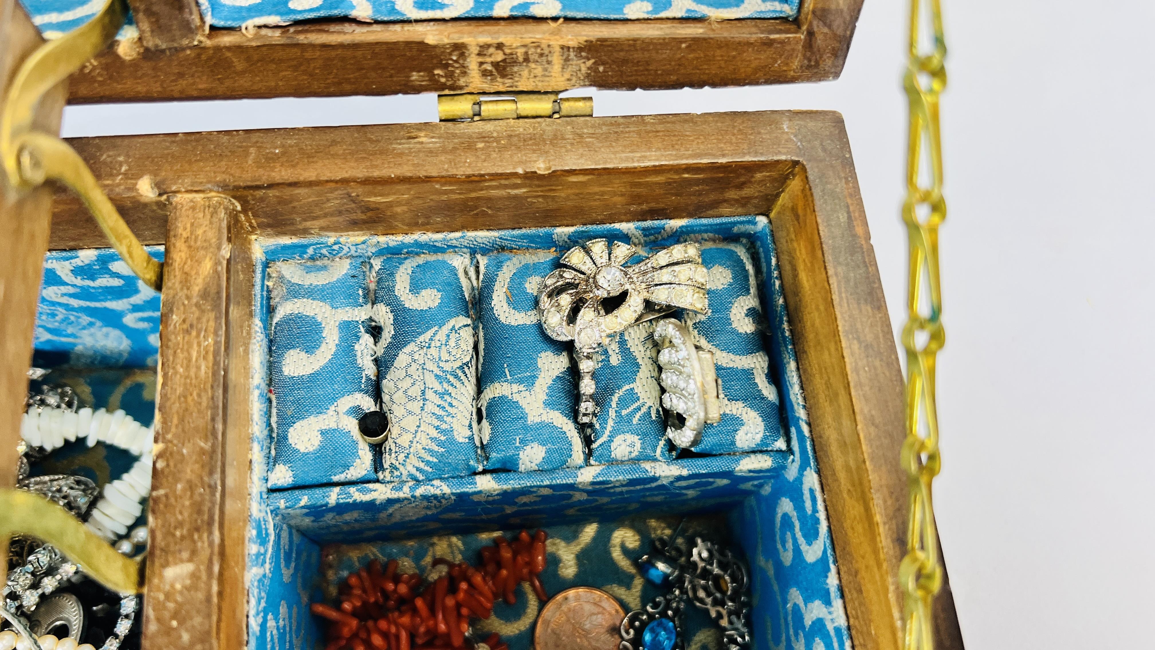 AN ORIENTAL HARDWOOD CARVED JEWELLERY BOX AND CONTENTS TO INCLUDE AN EXTENSIVE COLLECTION OF - Image 5 of 17