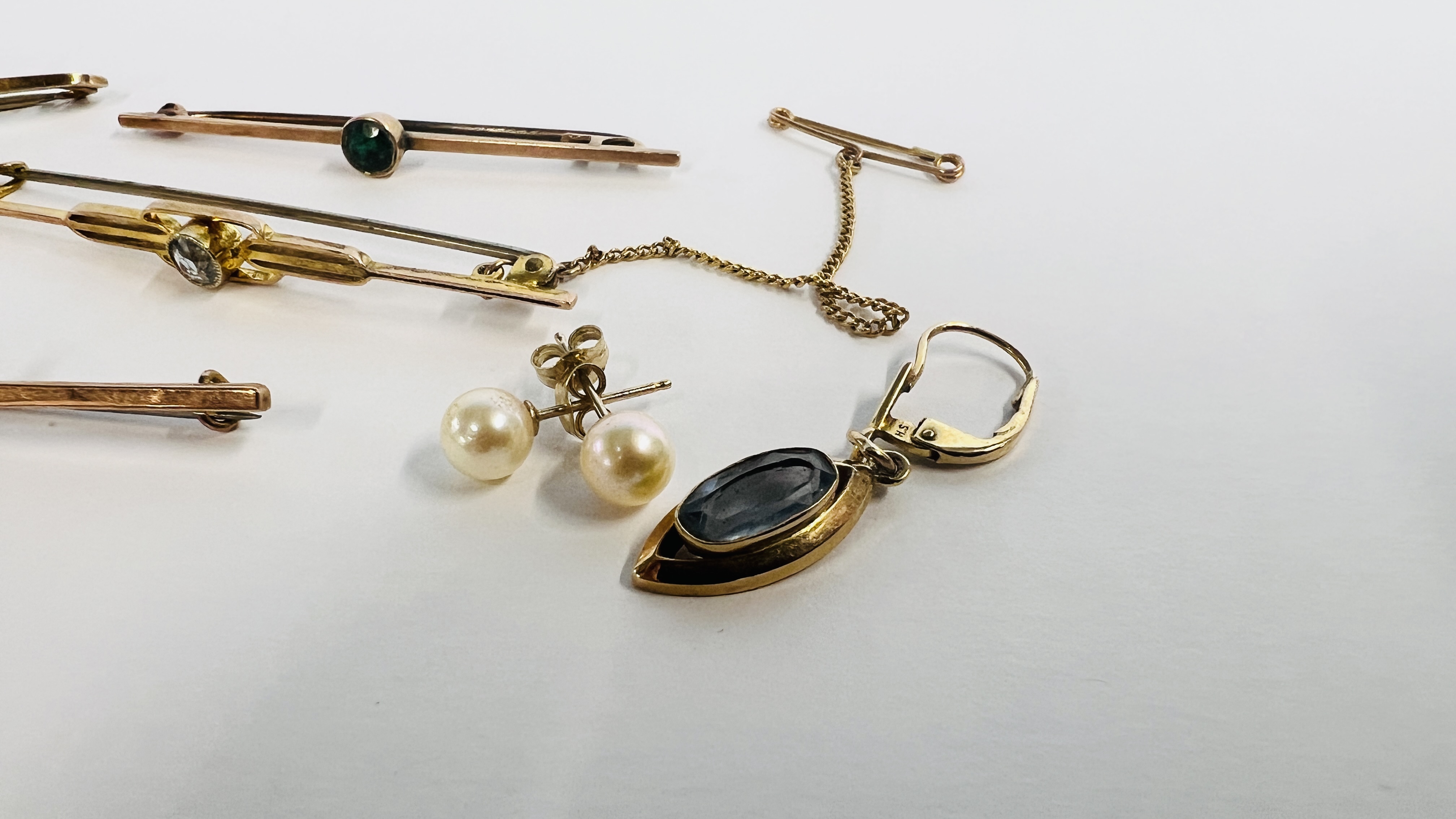 A GROUP OF FOUR 9CT. GOLD VINTAGE STONE SET BROOCHES, TWO SINGLE 9CT. GOLD EARRINGS, PAIR OF 9CT. - Image 2 of 8