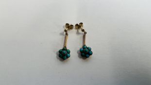 A PAIR OF 9CT GOLD AND TURQUOISE CLUSTER PENDANT EARRINGS.