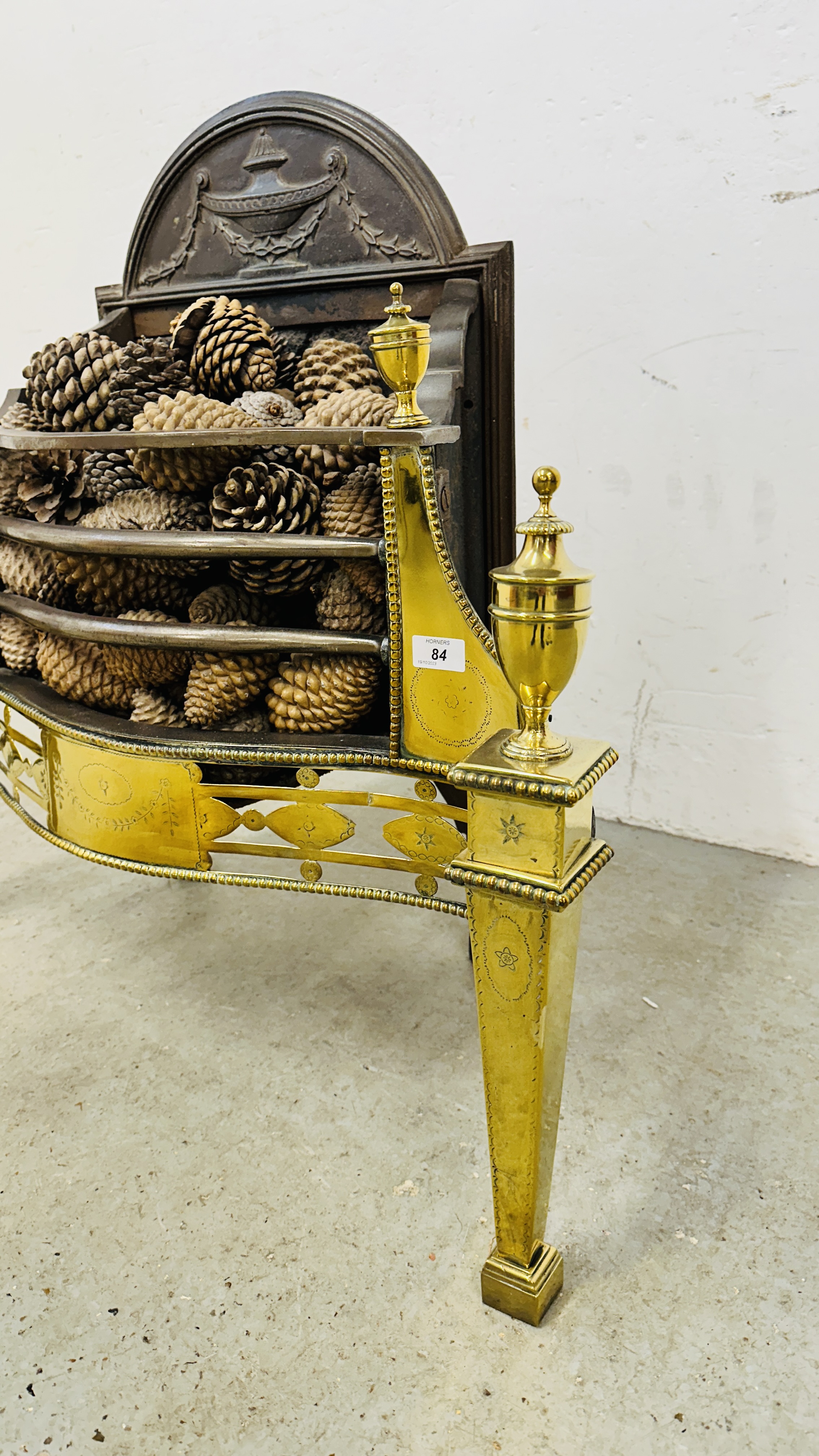 IMPRESSIVE HEAVY CAST FIRE BASKET WITH BRASS DETAILING - OVERALL WIDTH 83CM. - Image 4 of 11