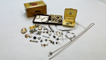 A GROUP OF VINTAGE JEWELLERY TO INCLUDE A SIMULATED PEARL NECKLACE, MARCASITE JEWELLERY,