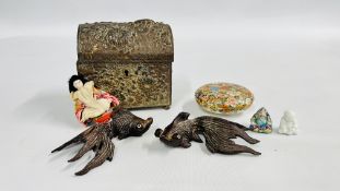 MIXED COLLECTION OF JAPANESE COLLECTIBLES TO INCLUDE MILLE FLEUR SATSUMA LIDDED BOX,