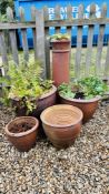 A GROUP OF 4 STONE GLAZED GARDEN PLANTERS - LARGEST H 40CM X D 50CM ALONG WITH RECLAIMED CHIMNEY