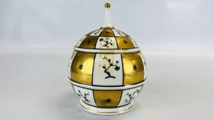 AN ITALIAN PORCELAIN CIRCULAR BOWL AND COVER DECORATED WITH ALTERNATING PLAIN AND GILDED PANELS - H
