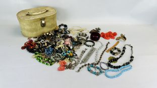 A VANITY CASE CONTAINING A QUANTITY OF ASSORTED COSTUME JEWELLERY, BEADS AND BANGLES ETC.