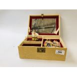 A VINTAGE JEWELLERY BOX CONTAINING AN ASSORTMENT OF MIXED VINTAGE JEWELLERY INCLUDING NECKLACES,