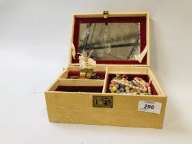 A VINTAGE JEWELLERY BOX CONTAINING AN ASSORTMENT OF MIXED VINTAGE JEWELLERY INCLUDING NECKLACES,