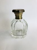 AN ANTIQUE GLASS SCENT BOTTLE, SILVER RIM AND LID, RETAINING ORIGINAL GLASS STOPPER,