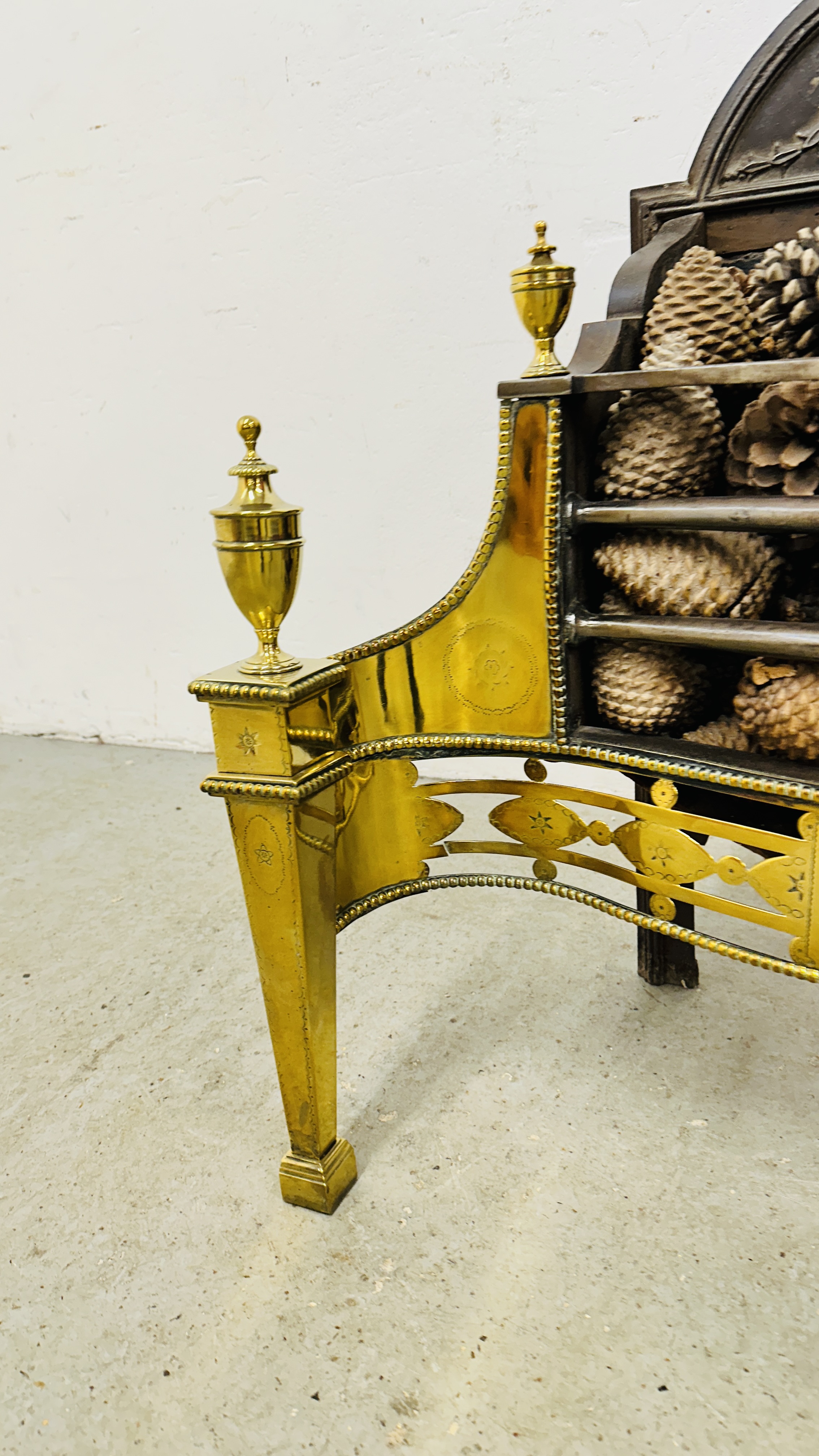 IMPRESSIVE HEAVY CAST FIRE BASKET WITH BRASS DETAILING - OVERALL WIDTH 83CM. - Image 5 of 11