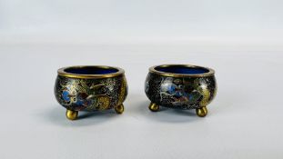 A PAIR OF C19TH JAPANESE CLOISONNE MINIATURE BOWLS, 4CM DIAMETER.