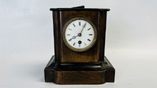 A VINTAGE WOODEN MANTLE CLOCK WITH ENAMELED DIAL (GLASS A/F) H 20CM.