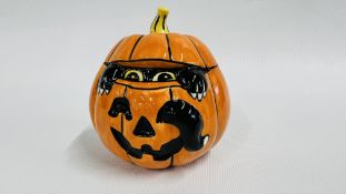 A LORNA BAILEY COLLECTORS HALLOWEEN PUMPKIN "JEEPERS CREEPERS" BEARING SIGNATURE - H 11CM.
