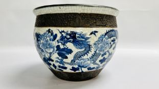 A CHINESE BLUE AND WHITE FISH BOWL DECORATED WITH DRAGONS (CHIP TO RIM) HEIGHT 25CM X 32CM D.