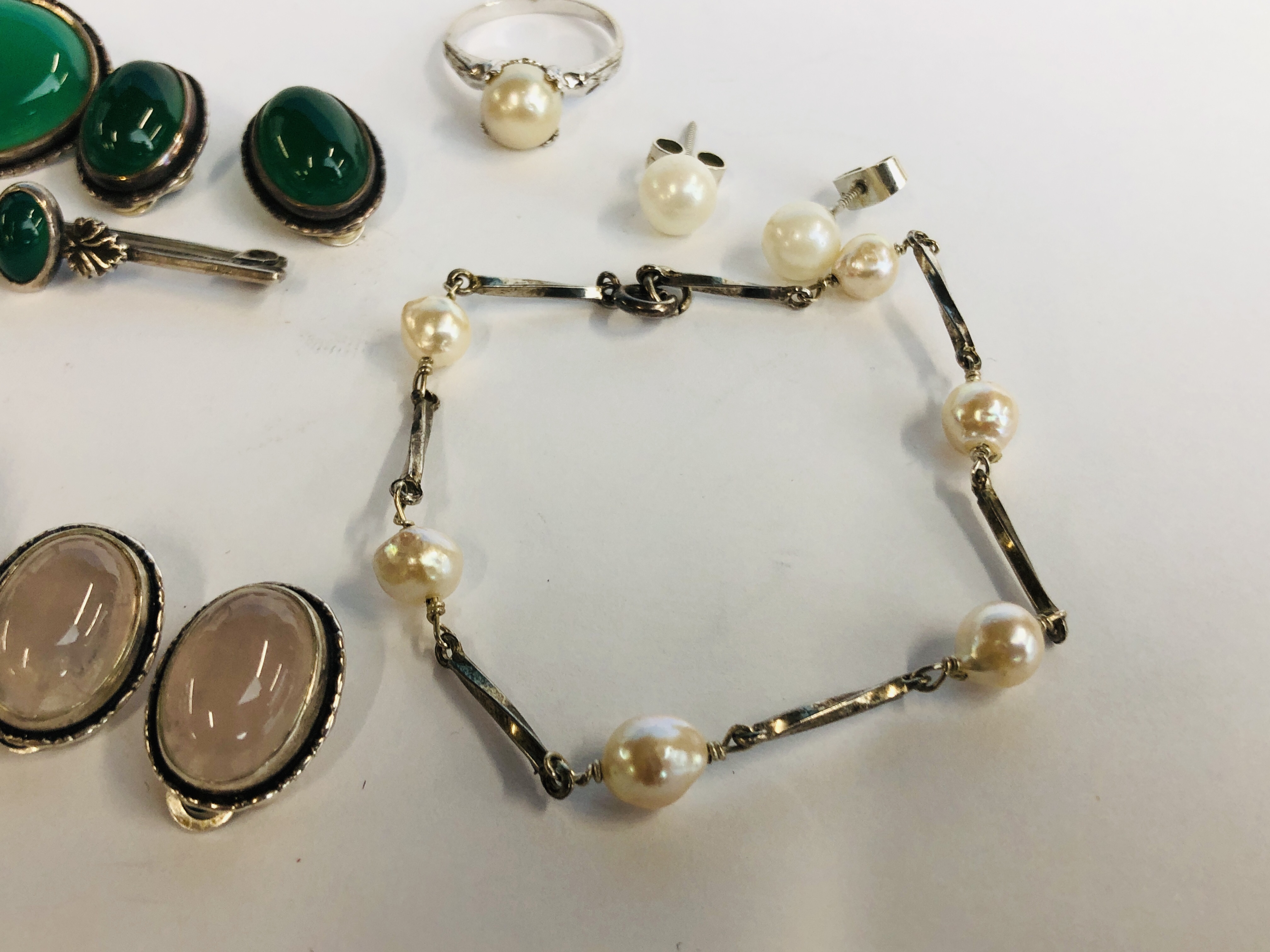 A SMALL GROUP OF SILVER AND WHITE METAL JEWELLERY PIECES INCLUDING ROSE QUARTZ, GREEN STONE, PEARLS, - Image 3 of 8