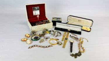 A MUSICAL JEWELLERY BOX AND CONTENTS TO INCLUDE VINTAGE BROOCHES AND BANGLE FASHIONED USING AN OLD