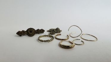 COLLECTION OF SCRAP 9CT GOLD PIECES TO INCLUDE NECKLACE A/F, 5 HOOP EARRINGS, VINTAGE BROOCH,