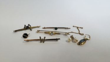 A GROUP OF FOUR 9CT. GOLD VINTAGE STONE SET BROOCHES, TWO SINGLE 9CT. GOLD EARRINGS, PAIR OF 9CT.