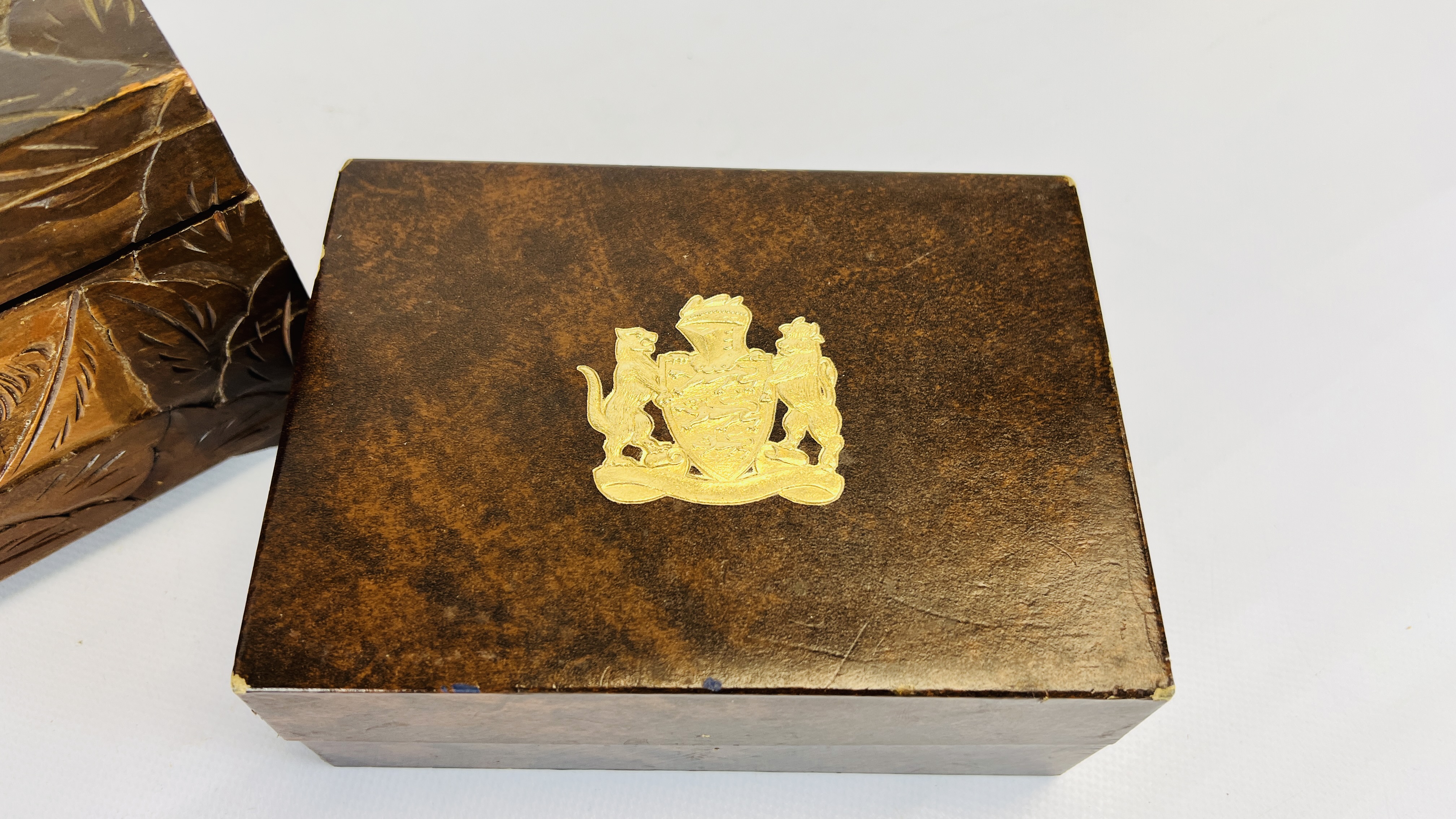 AN ORIENTAL HARDWOOD CARVED JEWELLERY BOX AND CONTENTS TO INCLUDE AN EXTENSIVE COLLECTION OF - Image 17 of 17