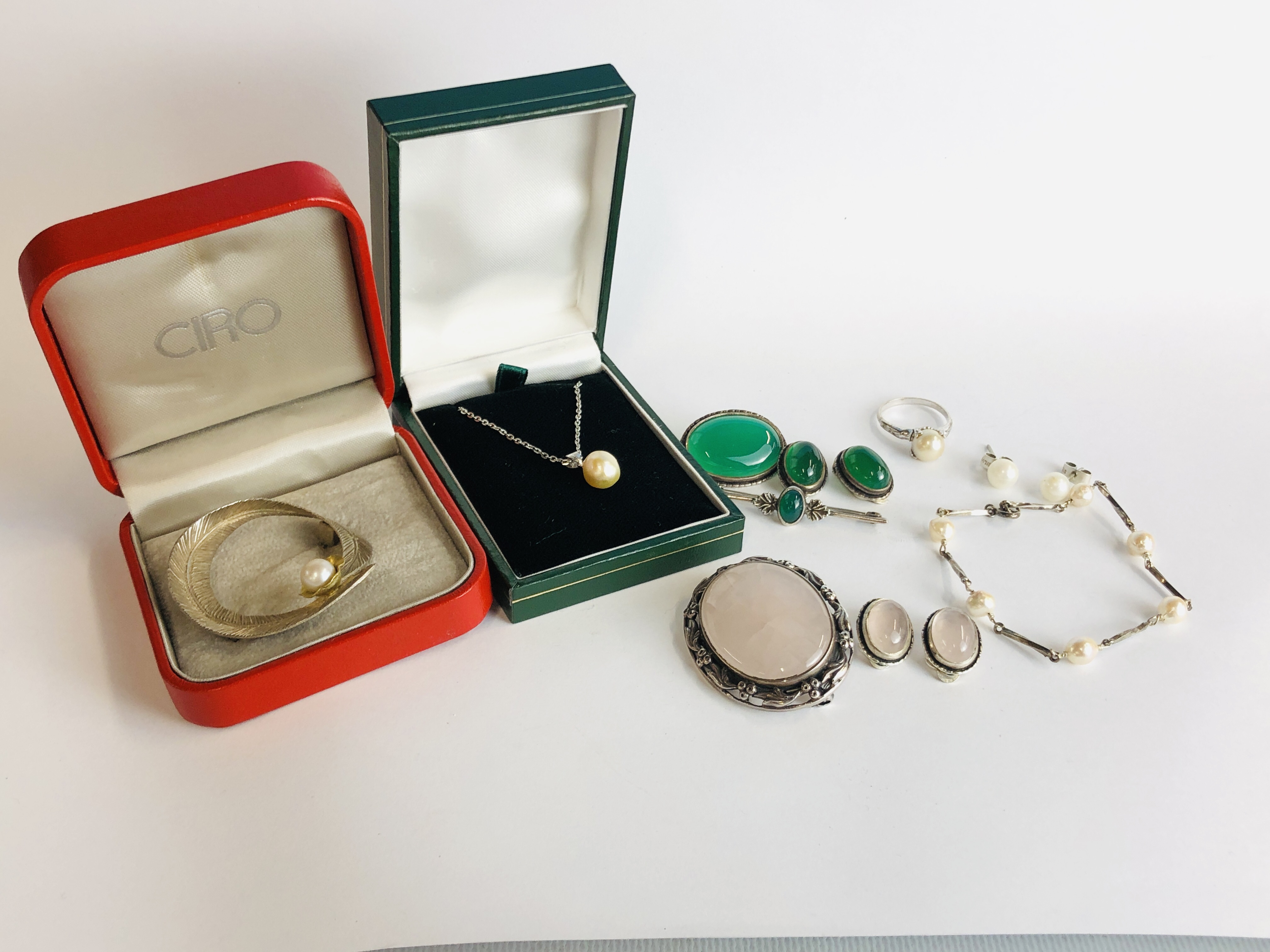 A SMALL GROUP OF SILVER AND WHITE METAL JEWELLERY PIECES INCLUDING ROSE QUARTZ, GREEN STONE, PEARLS, - Image 8 of 8