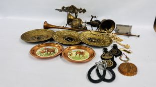 A BOX OF METAL WARES TO INCLUDE BRASS BELLS, COPPER HORN, BRASS HORN A/F, HORSE BRASSES AND PLATES.