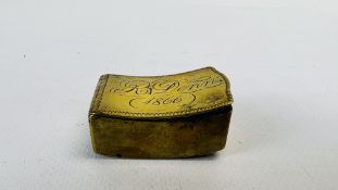 AN ANTIQUE BRASS SNUFF BOX INSCRIED "R. DENN" 1866 W 4.5 X D 3 X H 1.8CM.