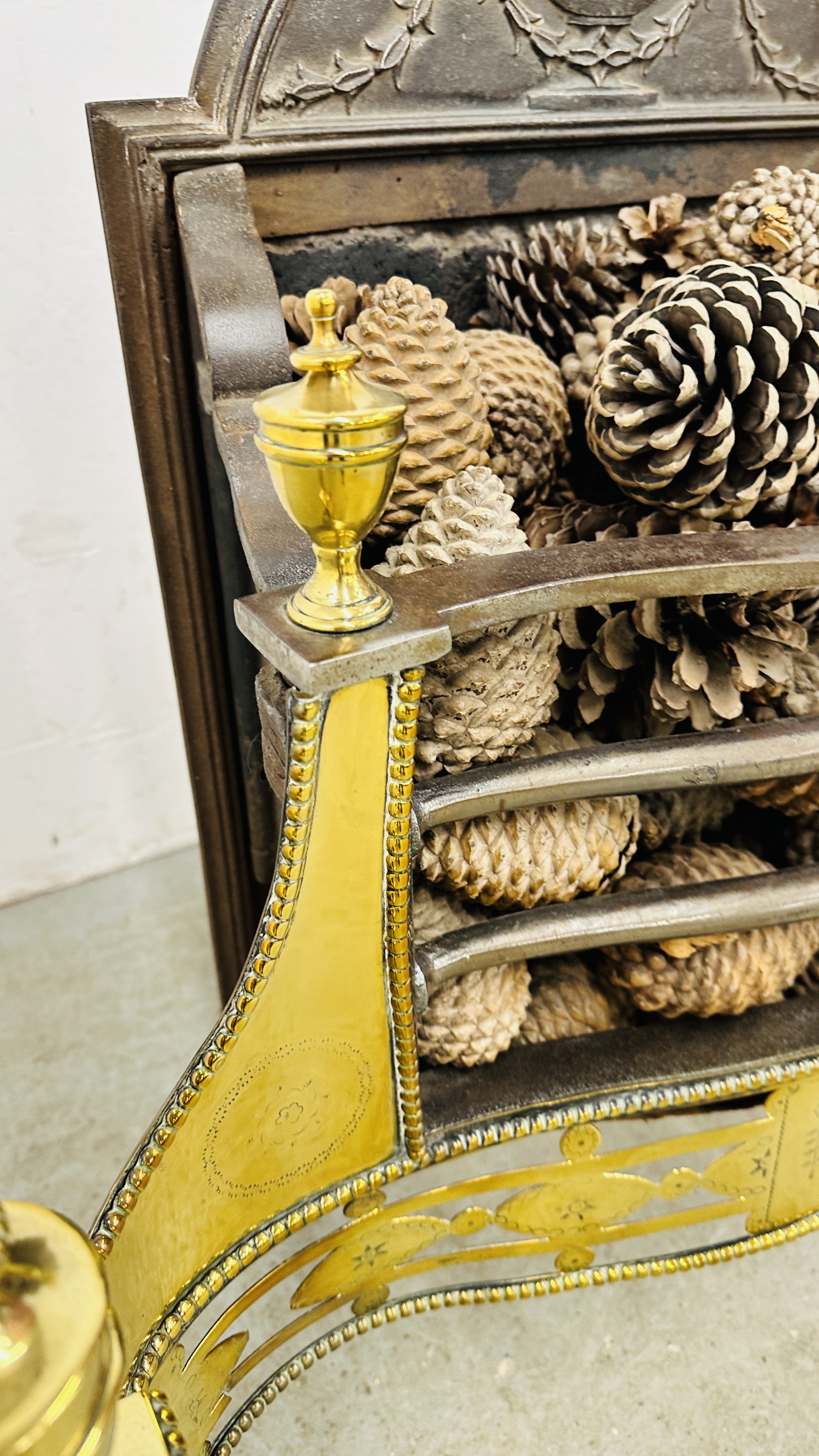 IMPRESSIVE HEAVY CAST FIRE BASKET WITH BRASS DETAILING - OVERALL WIDTH 83CM. - Image 10 of 11