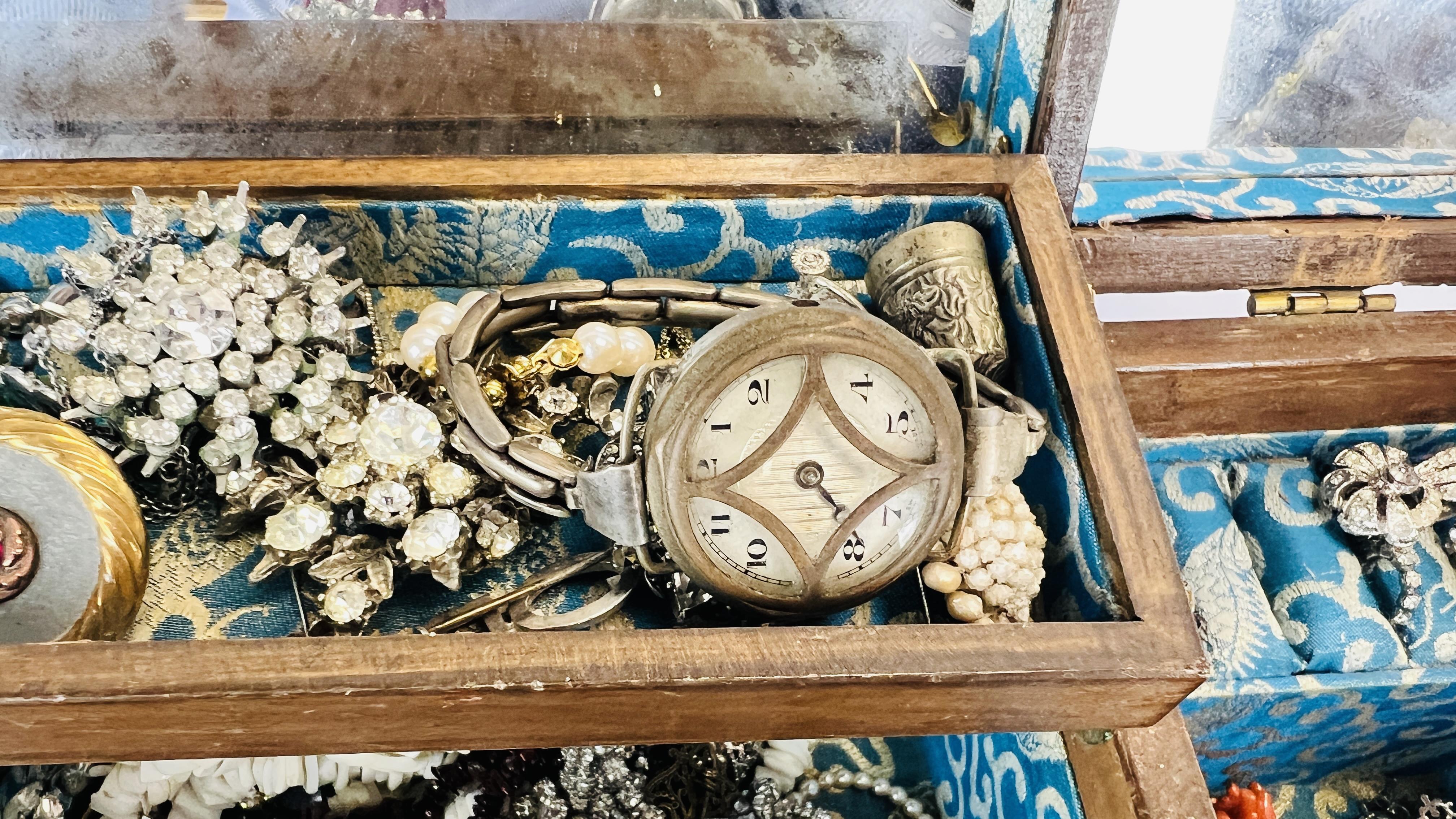 AN ORIENTAL HARDWOOD CARVED JEWELLERY BOX AND CONTENTS TO INCLUDE AN EXTENSIVE COLLECTION OF - Image 4 of 17