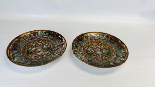 A PAIR OF C19TH JAPANESE CIRCULAR DISHES, THE CENTRE DECORATED WITH DRAGONS WITHIN A CIRCULAR BAND,