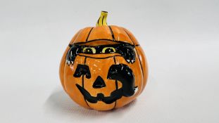 A LORNA BAILEY COLLECTORS CAT "JEEPERS CREEPERS" PUMPKIN HALLOWEEN CAT BEARING SIGNATURE - H 11CM.