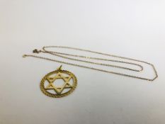 A 9CT GOLD STAR OF DAVID PENDANT AND CHAIN, L 50CM.