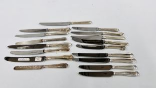 A GROUP OF 15 VARIOUS TABLE KNIVES WITH FILLED SILVER HANDLES,