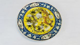 AN UNUSUAL CHINESE PLATE, THE CENTRE DECORATED WITH DRAGONS, ON A YELLOW GROUND.