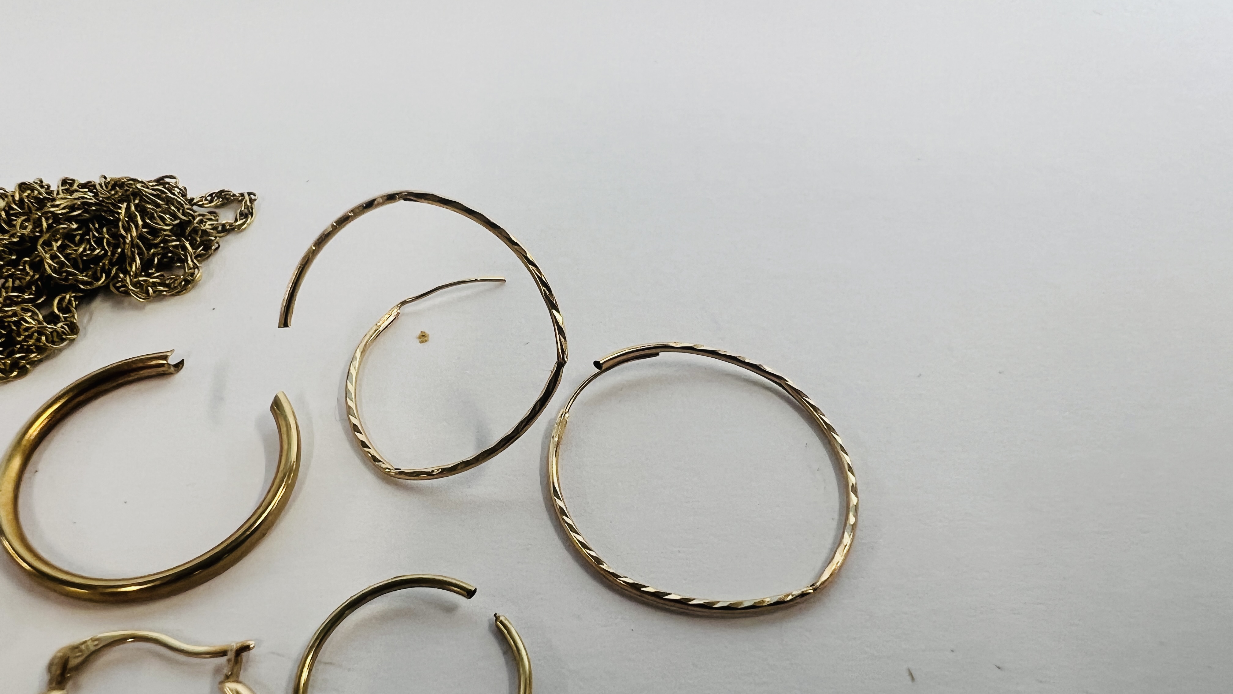 COLLECTION OF SCRAP 9CT GOLD PIECES TO INCLUDE NECKLACE A/F, 5 HOOP EARRINGS, VINTAGE BROOCH, - Image 3 of 9