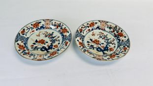 A PAIR OF CHINESE IMARI DECORATED DISHES, QIANLONG, 23CM WIDE (HAIR LINE CRACKS).