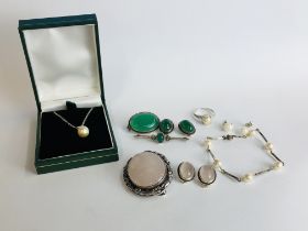 A SMALL GROUP OF SILVER AND WHITE METAL JEWELLERY PIECES INCLUDING ROSE QUARTZ, GREEN STONE, PEARLS,