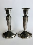 A PAIR OF DESIGNER BROADWAY AND CO. 1970 SILVER CANDLESTICKS.