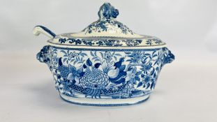 AN EARLY C19TH BLUE AND WHITE PEARLWARE TUREEN AND COVER, WITH LADLE - L 35CM X H 24CM.