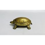 A VINTAGE BRASS MATCH STRIKER / ASH TRAY IN THE FORM OF A TURTLE 12CM L.