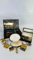 AN ORIENTAL HARDWOOD CARVED JEWELLERY BOX AND CONTENTS TO INCLUDE AN EXTENSIVE COLLECTION OF