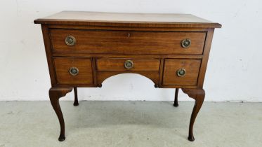 A VICTORIAN MAHOGANY 4 DRAWER DESK WITH BRASS HANDLES - W 92CM X D 844CM X H 7CM.