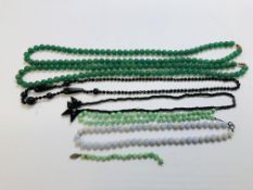 A GROUP OF VINTAGE HARDSTONE BEADED NECKLACES TO INCLUDE JADE TYPE EXAMPLES ETC.