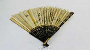 A VINTAGE ORIENTAL LACQUERED FAN WITH ELABORATE GILT DECORATION AND HAND SEWN BUTTERFLIES AND