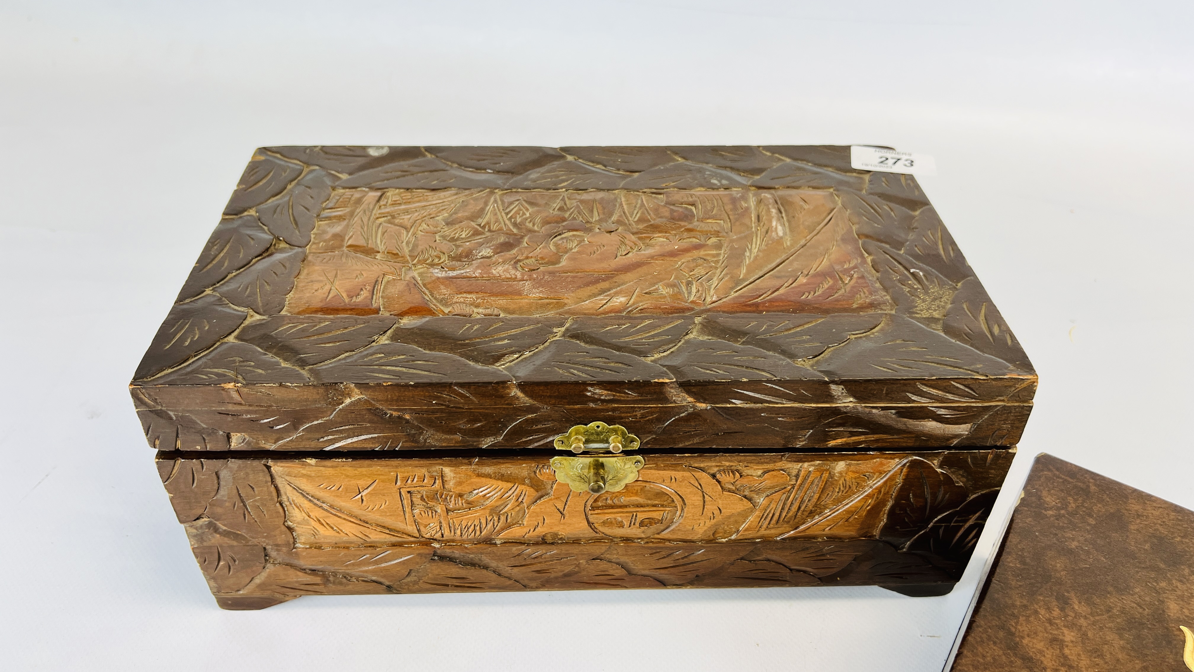 AN ORIENTAL HARDWOOD CARVED JEWELLERY BOX AND CONTENTS TO INCLUDE AN EXTENSIVE COLLECTION OF - Image 16 of 17