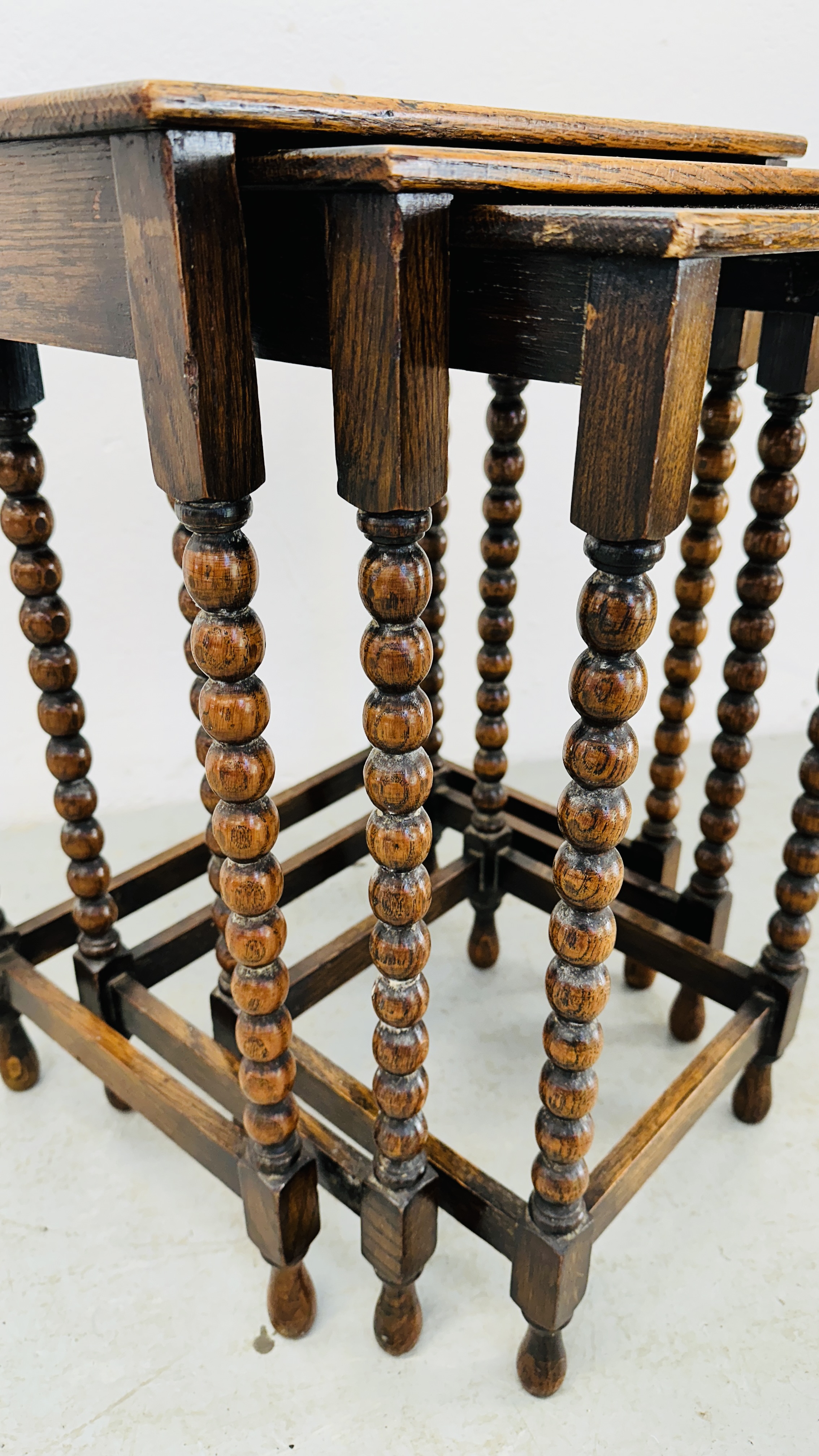 A NEXT TO 3 GRADUATED OCCASIONAL TABLES ON BOBBIN TURNED SUPPORTS - H 55CM X W 42CM X D 30CM. - Image 4 of 9