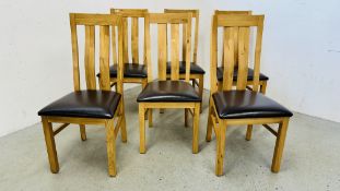 A SET OF 6 MODERN DESIGNER OAK DINING CHAIRS WITH BROWN FAUX LEATHER SEATS.