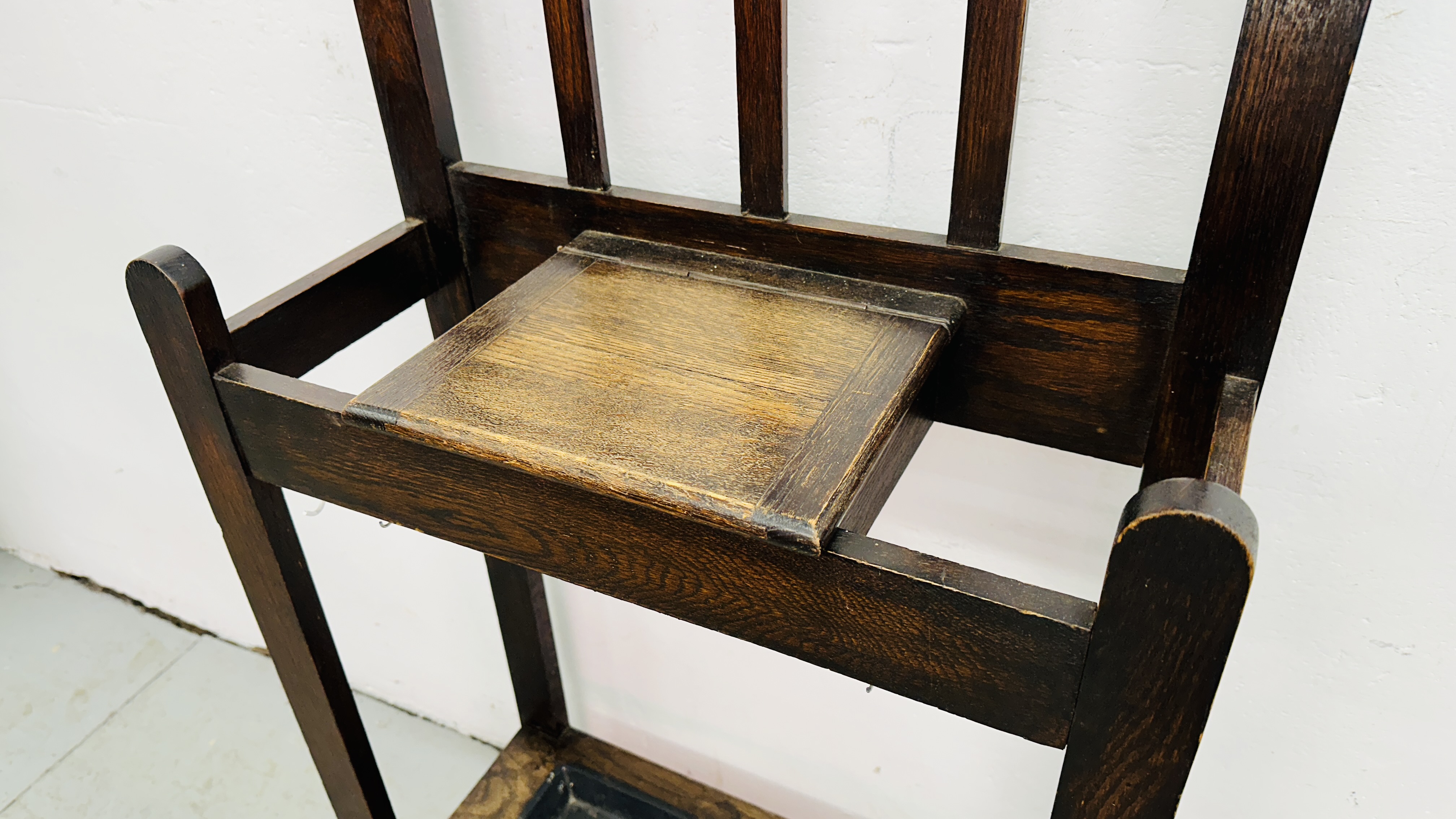 AN OAK HALL STAND WITH CENTRAL MIRROR AND GLOVE BOX, W 64CM X H 188CM. - Image 6 of 7