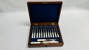 A MAHOGANY BOX CONTAINING A SET OF TWELVE TEA FORKS,