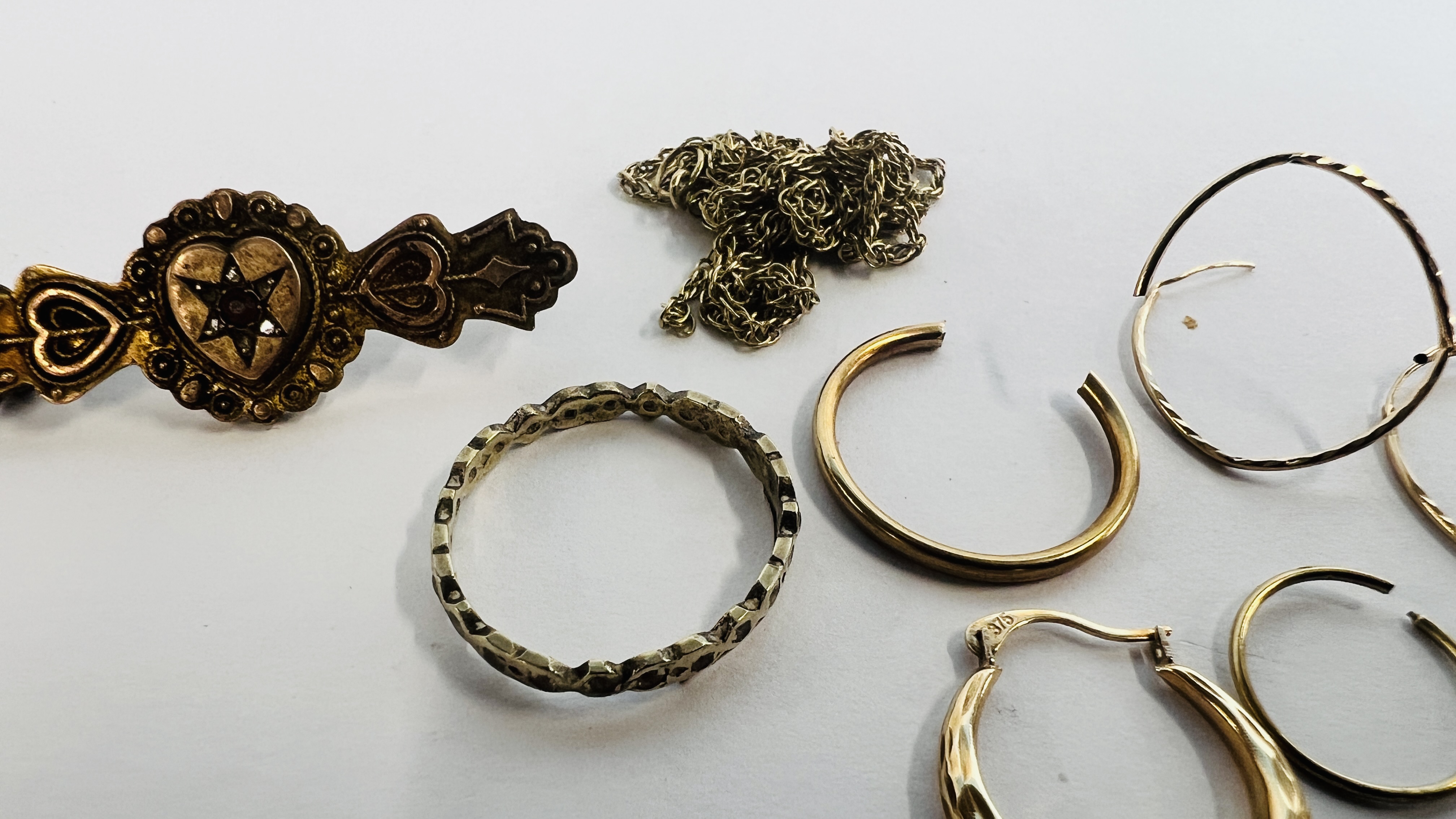 COLLECTION OF SCRAP 9CT GOLD PIECES TO INCLUDE NECKLACE A/F, 5 HOOP EARRINGS, VINTAGE BROOCH, - Image 4 of 9