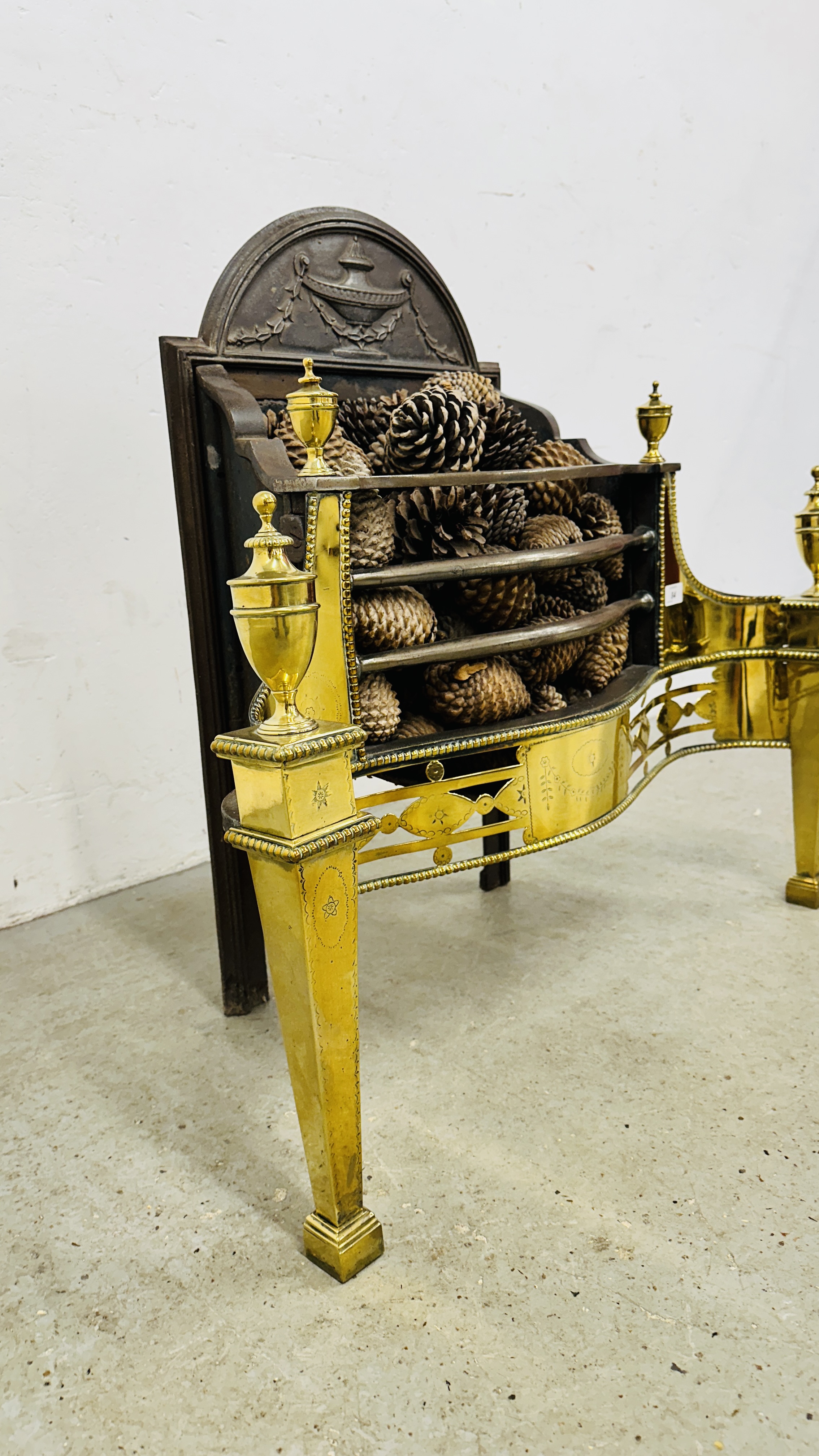 IMPRESSIVE HEAVY CAST FIRE BASKET WITH BRASS DETAILING - OVERALL WIDTH 83CM. - Image 6 of 11